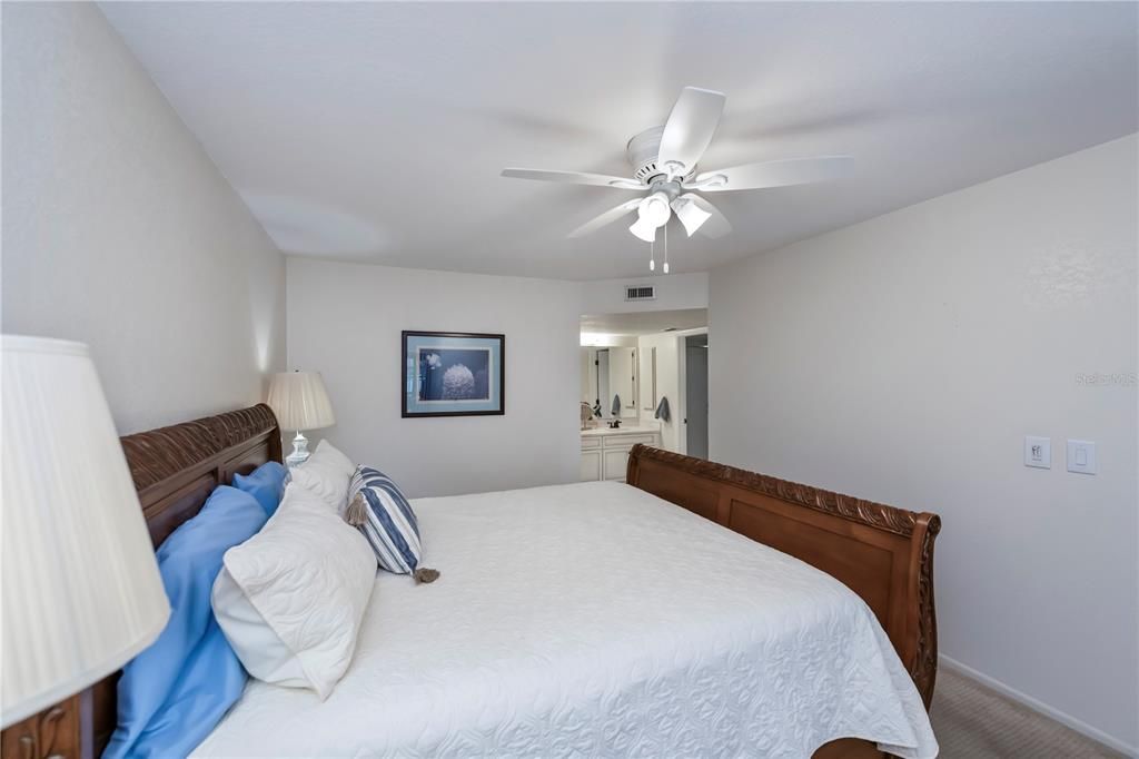 For Sale: $319,900 (2 beds, 2 baths, 1165 Square Feet)