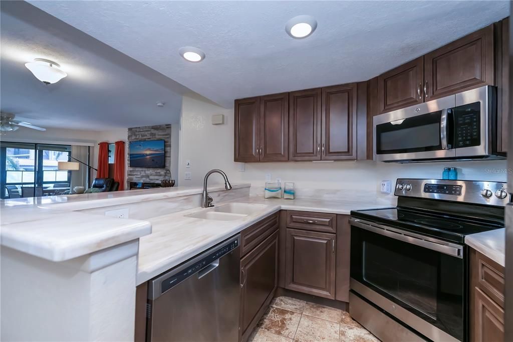 chef worthy kitchen with gorgeous quartz