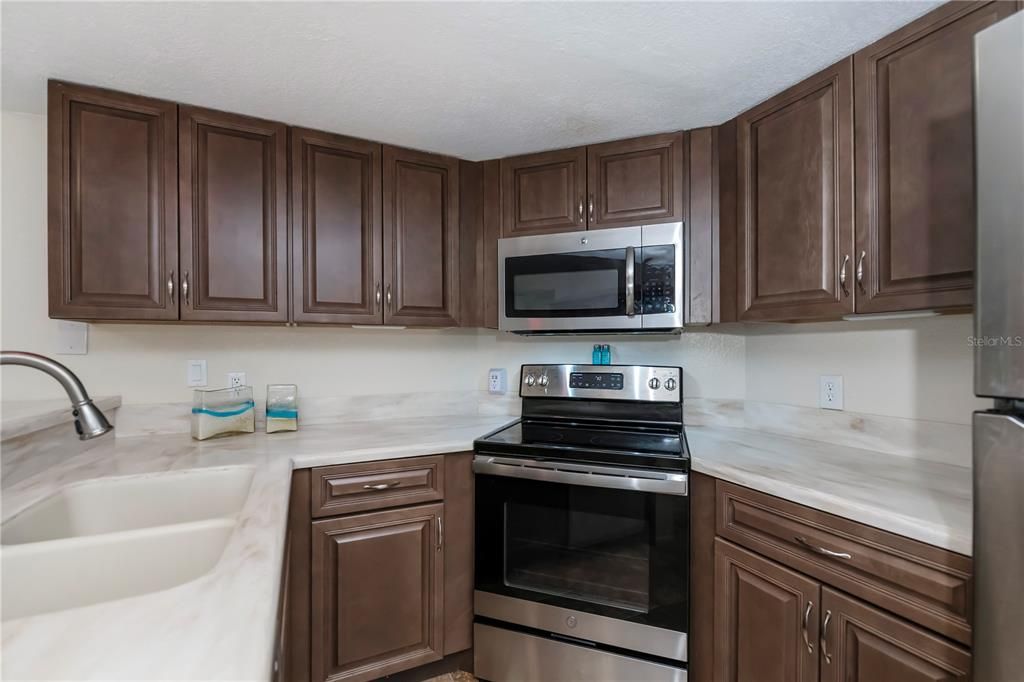 For Sale: $319,900 (2 beds, 2 baths, 1165 Square Feet)