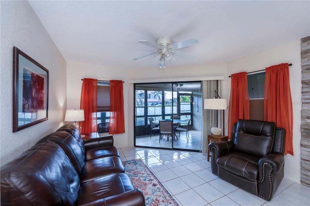 For Sale: $319,900 (2 beds, 2 baths, 1165 Square Feet)