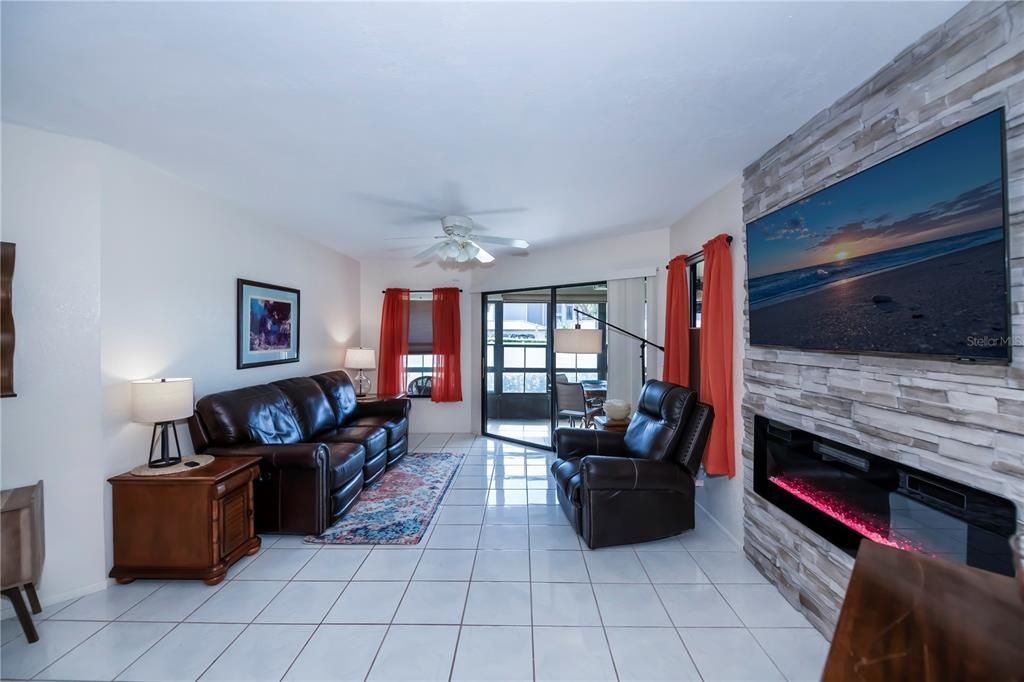 For Sale: $319,900 (2 beds, 2 baths, 1165 Square Feet)