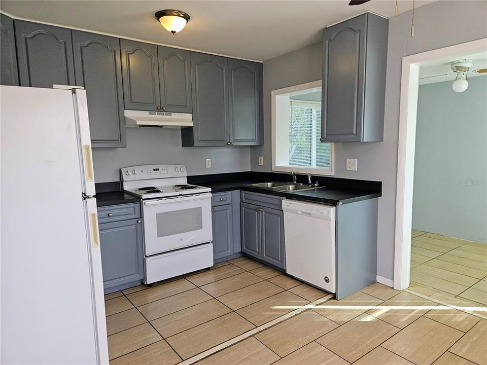 For Rent: $1,950 (2 beds, 1 baths, 915 Square Feet)