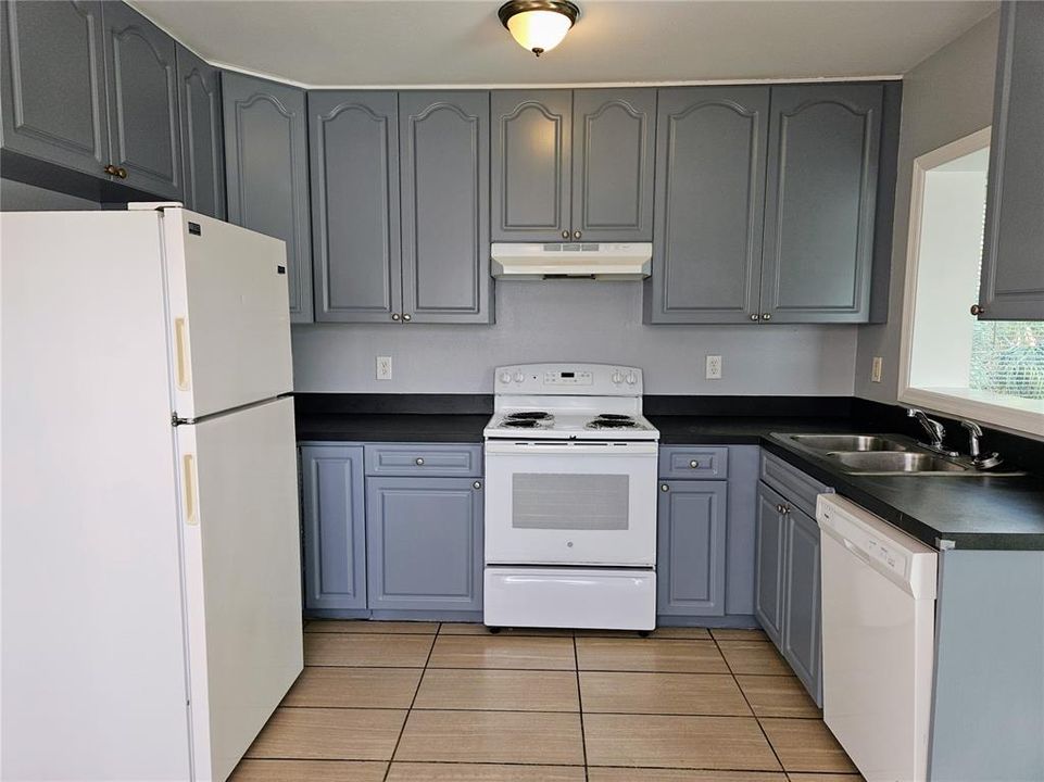 For Rent: $1,950 (2 beds, 1 baths, 915 Square Feet)