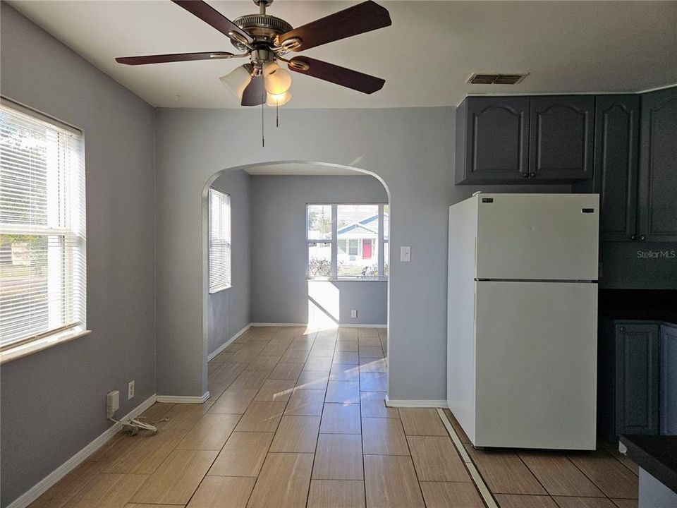 For Rent: $1,950 (2 beds, 1 baths, 915 Square Feet)