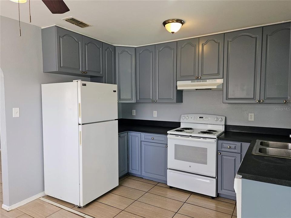 For Rent: $1,950 (2 beds, 1 baths, 915 Square Feet)