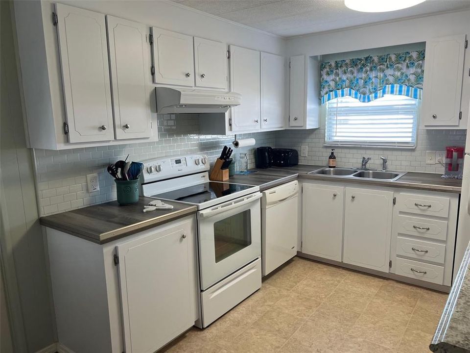 For Sale: $119,900 (2 beds, 2 baths, 952 Square Feet)