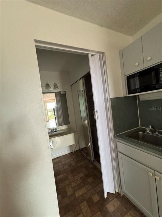 Active With Contract: $69,000 (1 beds, 1 baths, 300 Square Feet)