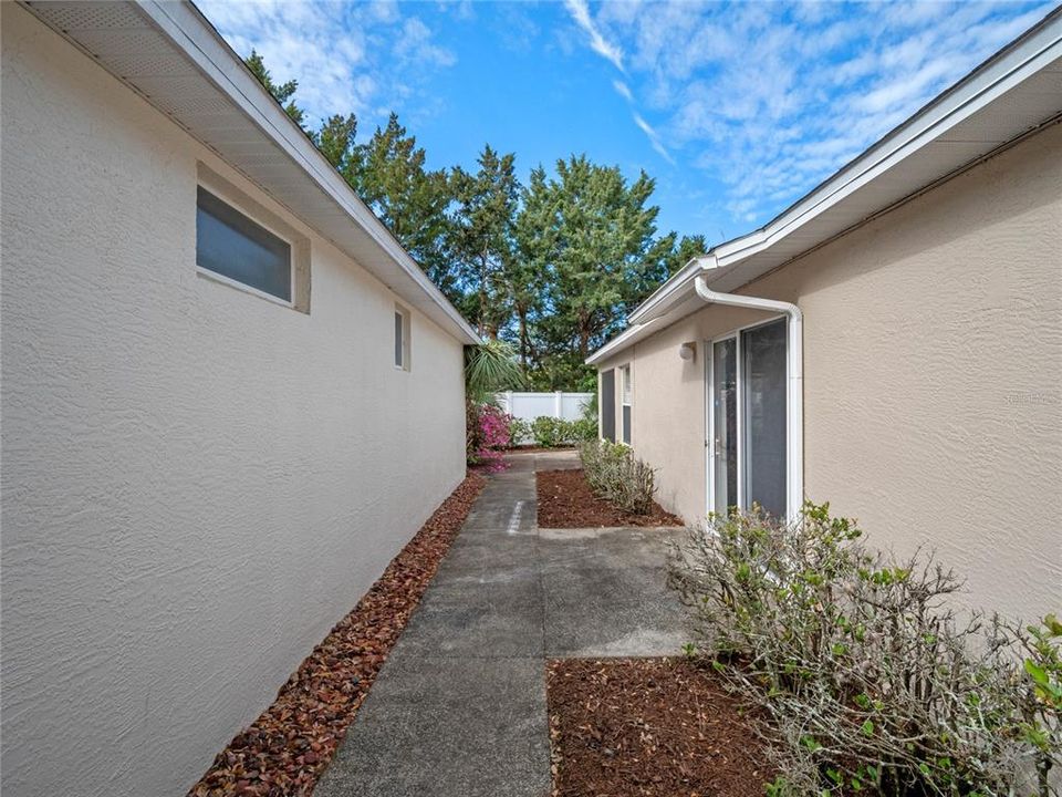 For Sale: $289,900 (2 beds, 2 baths, 1200 Square Feet)