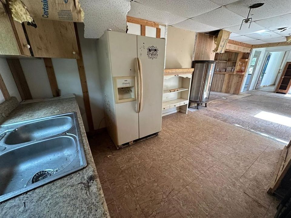 For Sale: $89,000 (1 beds, 1 baths, 860 Square Feet)