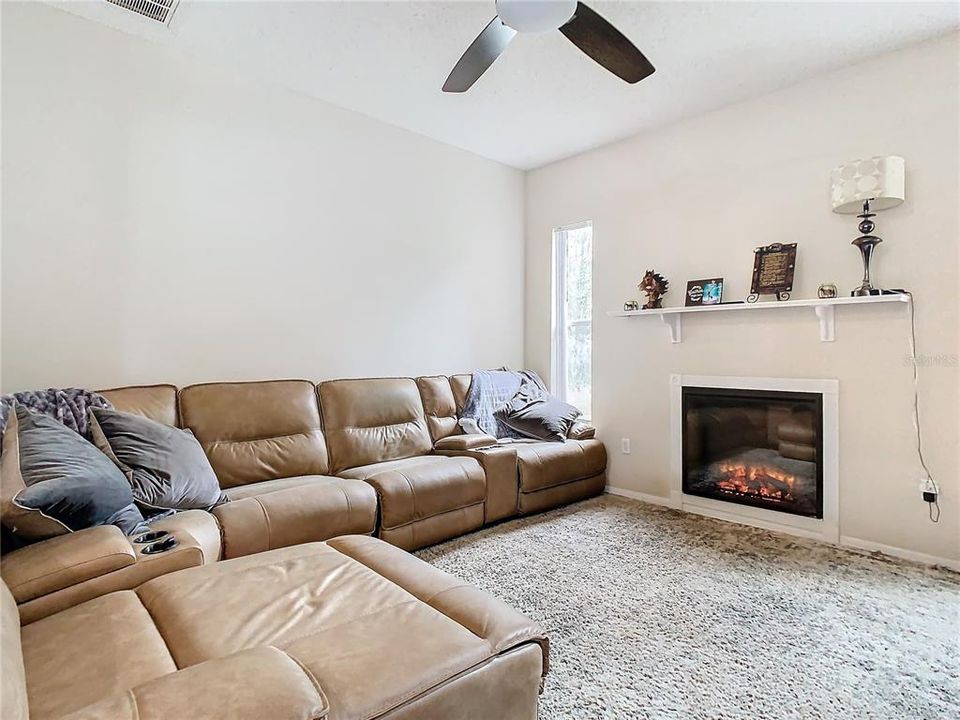 En Venta: $450,000 (3 camas, 2 baños, 1982 Pies cuadrados)