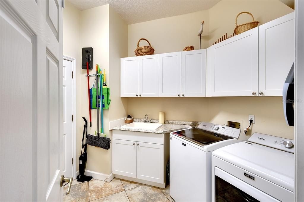 Laundry room with lots of storage splace