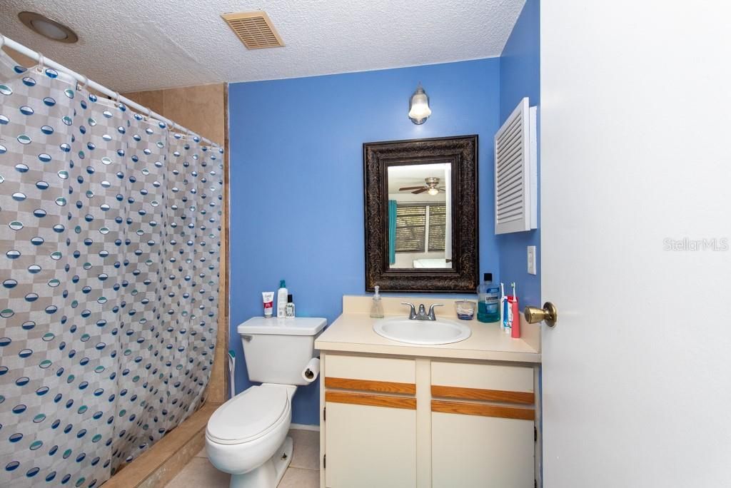 For Sale: $200,000 (2 beds, 2 baths, 915 Square Feet)