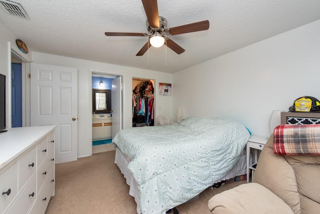 For Sale: $200,000 (2 beds, 2 baths, 915 Square Feet)