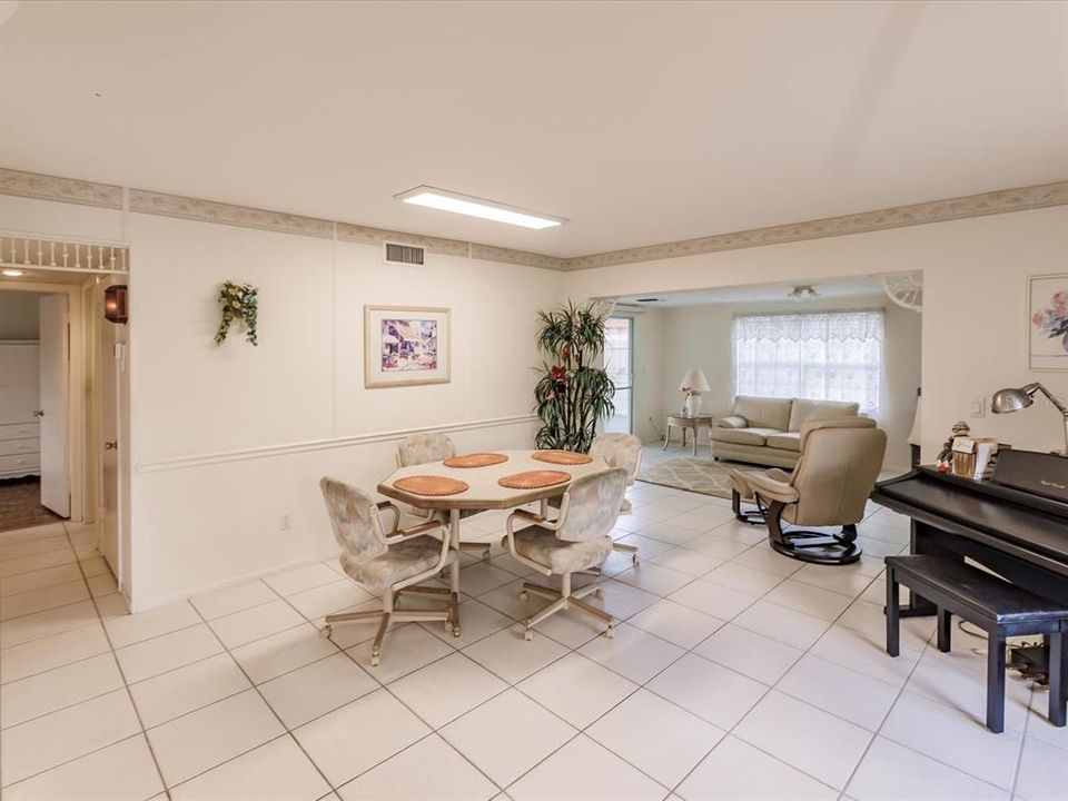 For Sale: $260,000 (2 beds, 2 baths, 1178 Square Feet)