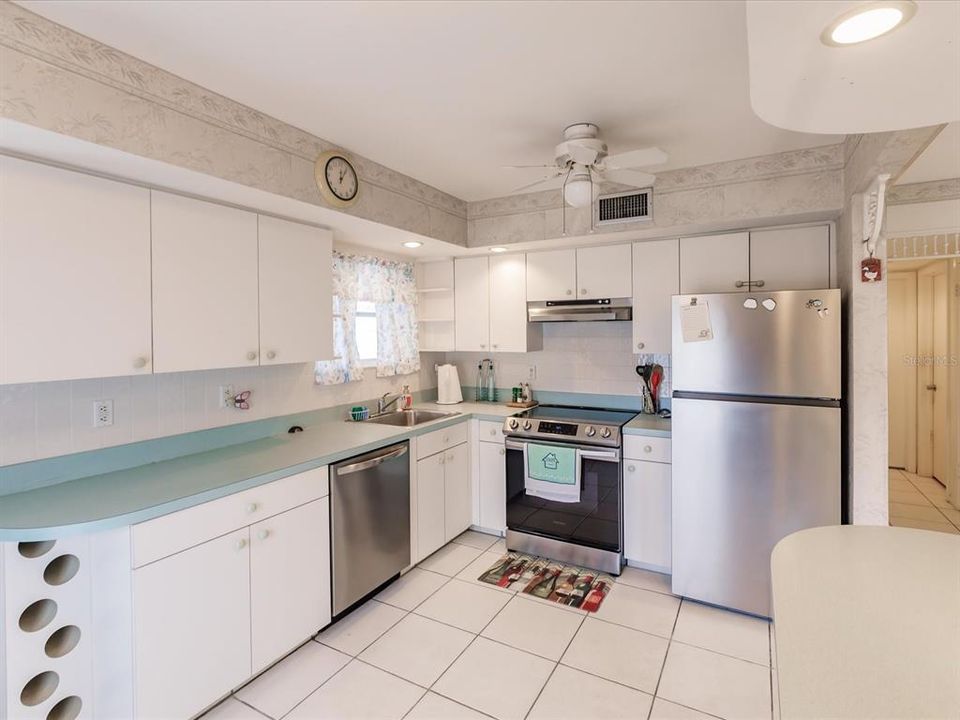 For Sale: $260,000 (2 beds, 2 baths, 1178 Square Feet)