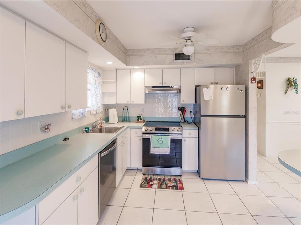 For Sale: $260,000 (2 beds, 2 baths, 1178 Square Feet)