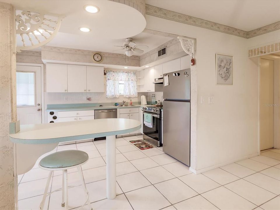 For Sale: $260,000 (2 beds, 2 baths, 1178 Square Feet)