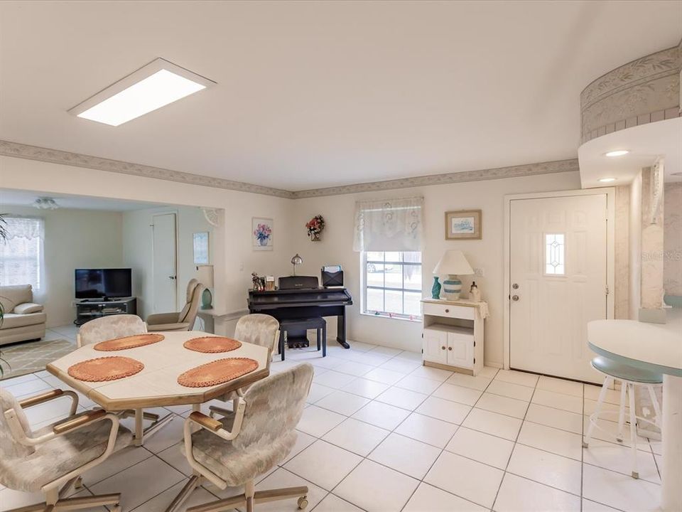 For Sale: $260,000 (2 beds, 2 baths, 1178 Square Feet)