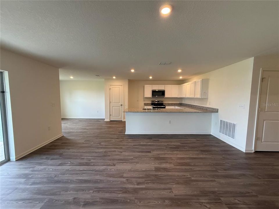 For Rent: $1,900 (4 beds, 2 baths, 1811 Square Feet)