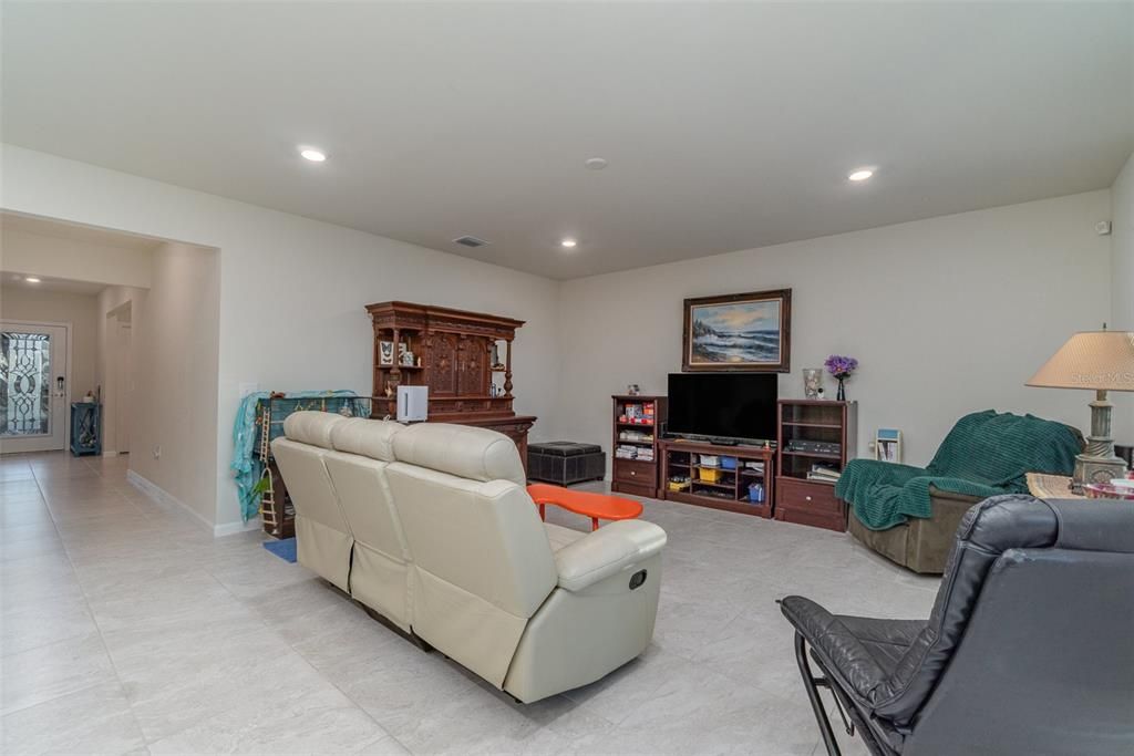 For Sale: $340,000 (3 beds, 2 baths, 1661 Square Feet)