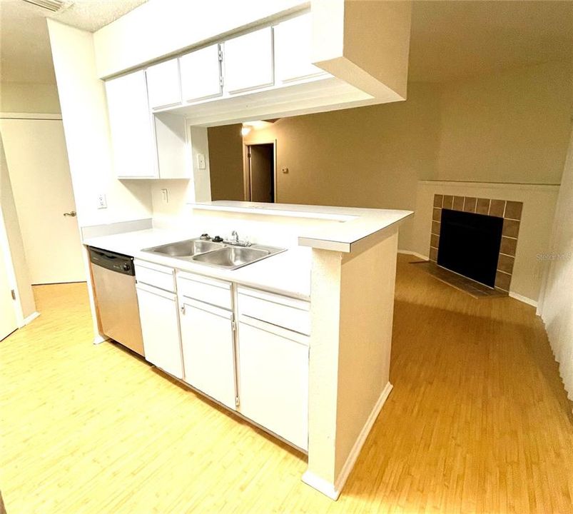 For Rent: $1,350 (1 beds, 1 baths, 684 Square Feet)