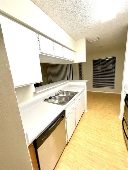 For Rent: $1,350 (1 beds, 1 baths, 684 Square Feet)