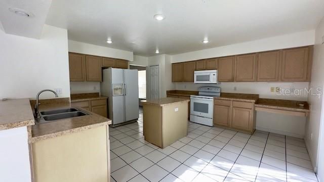 For Rent: $3,250 (4 beds, 2 baths, 2810 Square Feet)