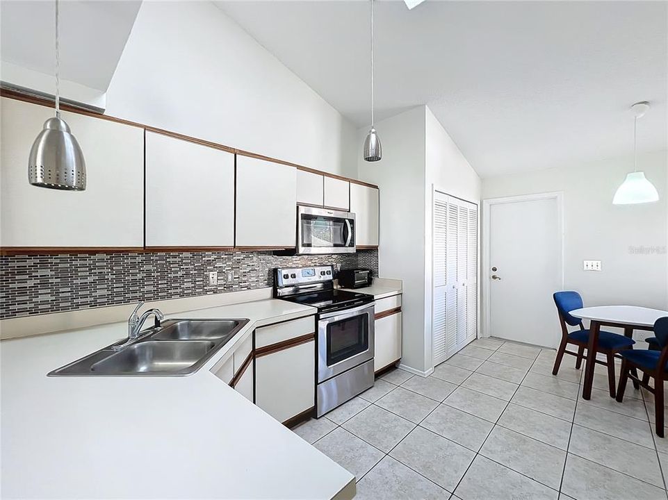 For Sale: $249,900 (2 beds, 2 baths, 1039 Square Feet)