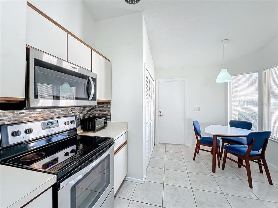 For Sale: $249,900 (2 beds, 2 baths, 1039 Square Feet)