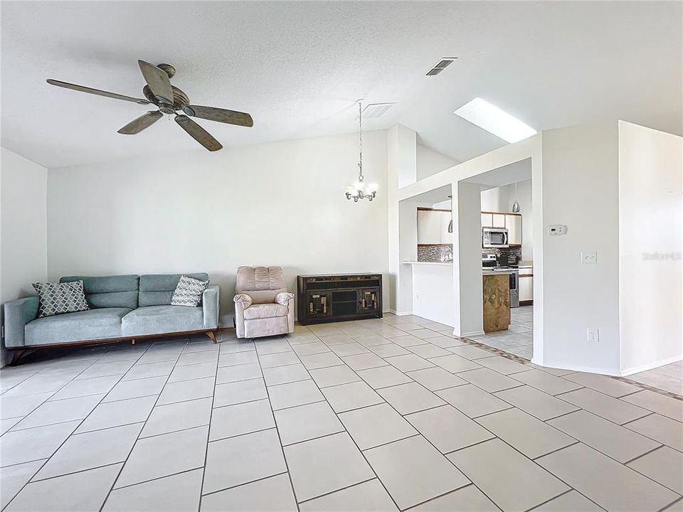 For Sale: $249,900 (2 beds, 2 baths, 1039 Square Feet)