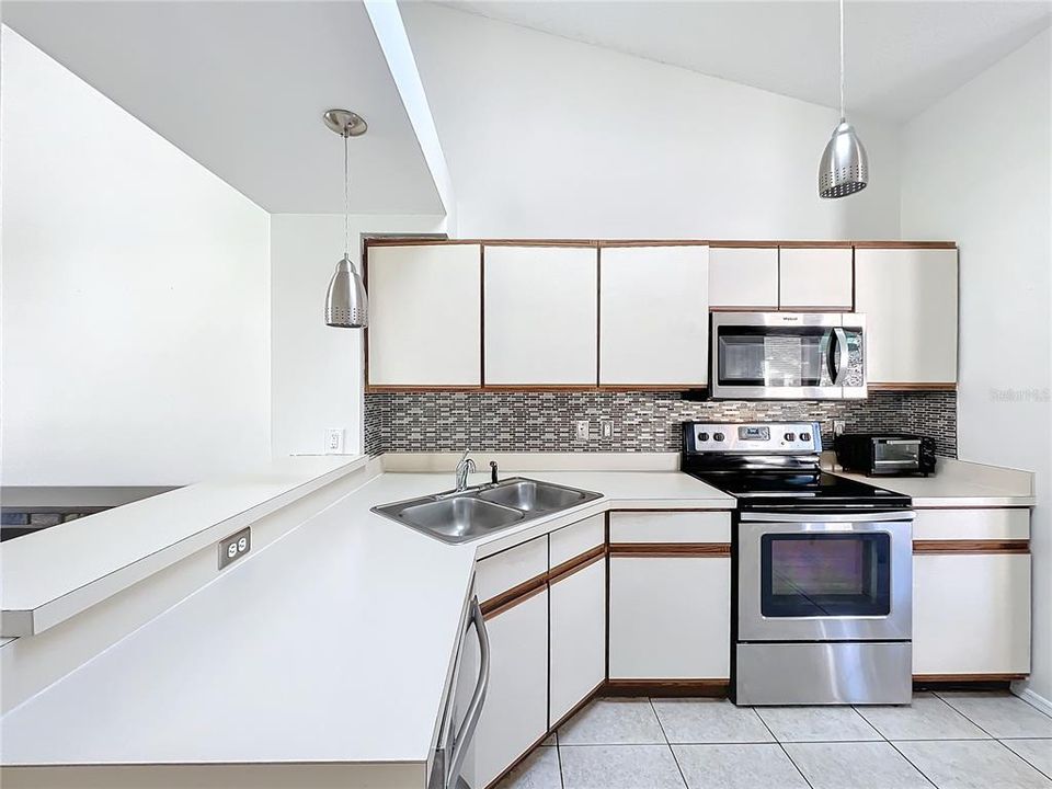 For Sale: $249,900 (2 beds, 2 baths, 1039 Square Feet)