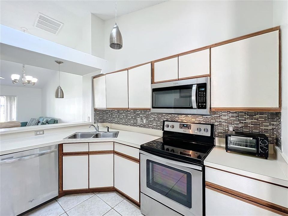 For Sale: $249,900 (2 beds, 2 baths, 1039 Square Feet)