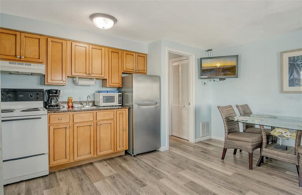 For Sale: $325,000 (1 beds, 1 baths, 405 Square Feet)