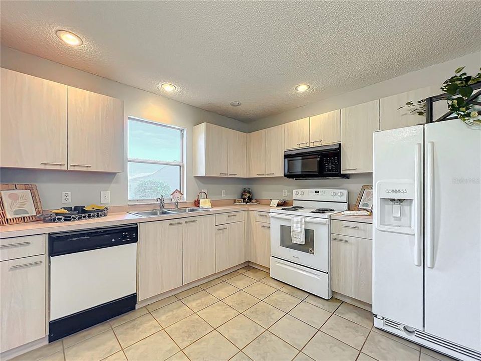 For Sale: $289,500 (2 beds, 2 baths, 1383 Square Feet)