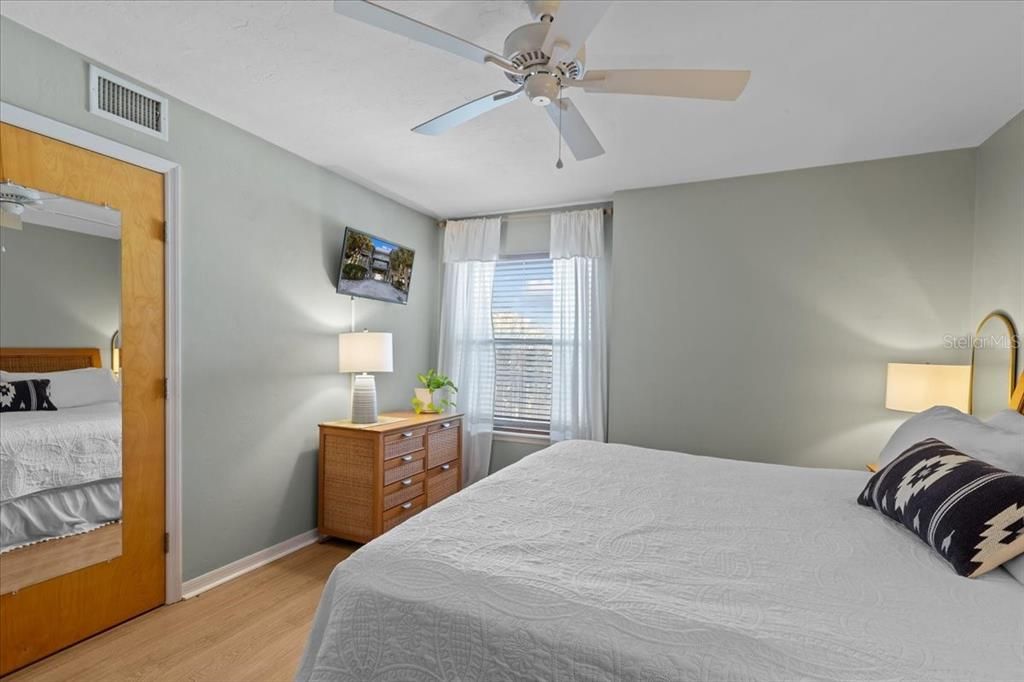 For Sale: $295,000 (1 beds, 1 baths, 776 Square Feet)