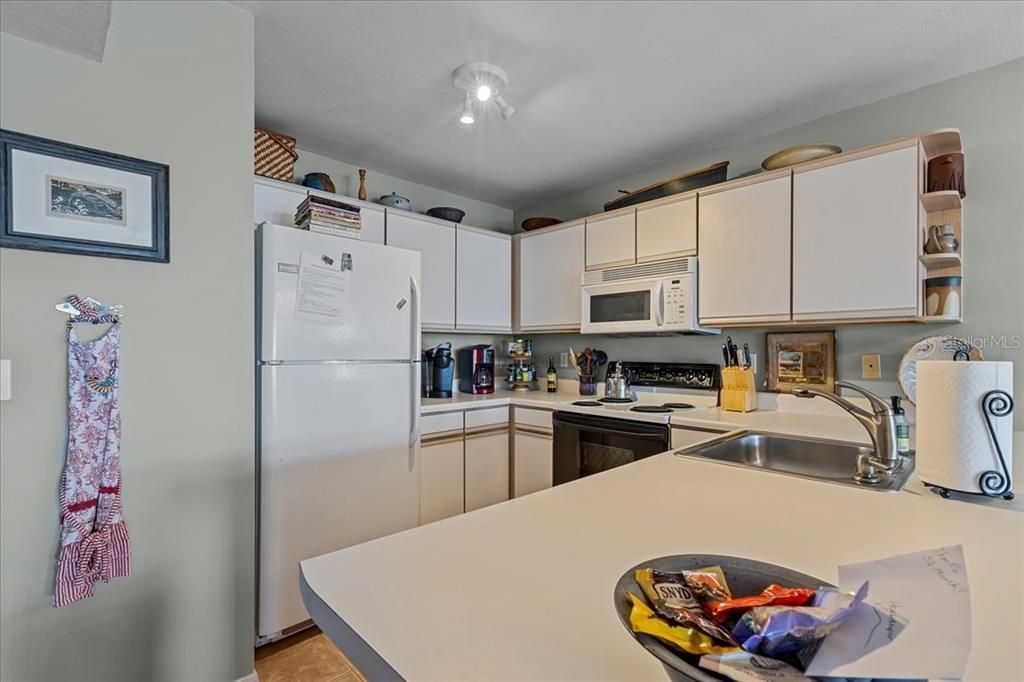 For Sale: $295,000 (1 beds, 1 baths, 776 Square Feet)