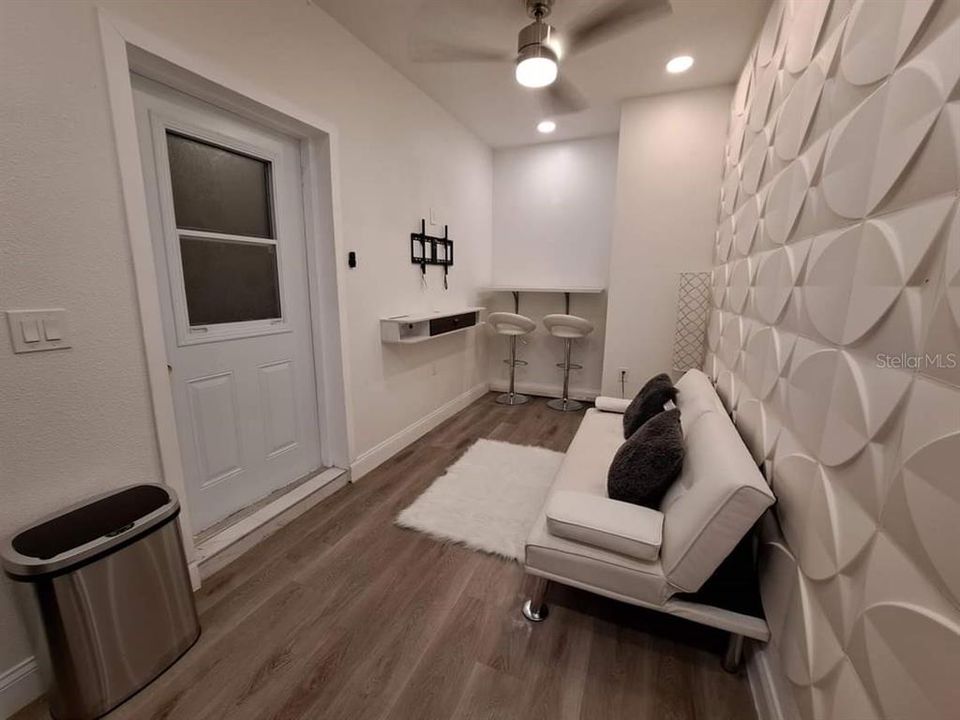 For Rent: $1,000 (1 beds, 1 baths, 380 Square Feet)