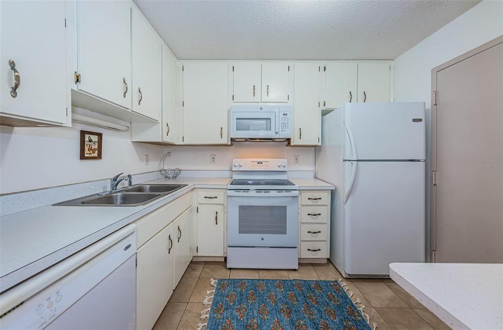 Active With Contract: $194,900 (2 beds, 1 baths, 920 Square Feet)