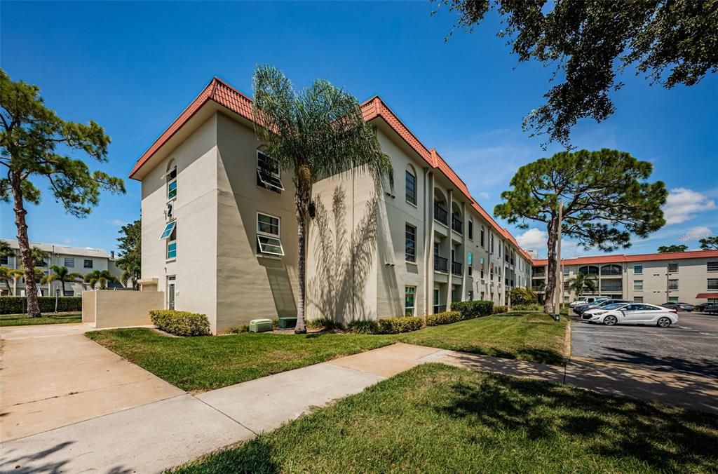 Active With Contract: $194,900 (2 beds, 1 baths, 920 Square Feet)