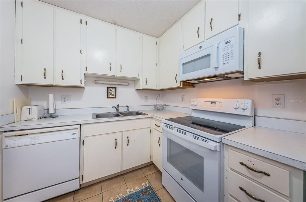 Active With Contract: $194,900 (2 beds, 1 baths, 920 Square Feet)