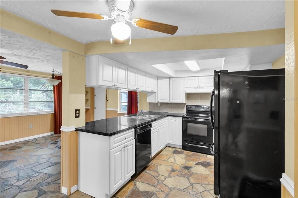 For Sale: $249,900 (2 beds, 2 baths, 1392 Square Feet)