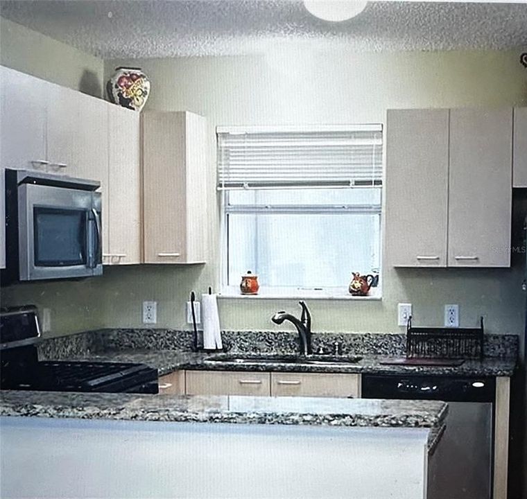 For Sale: $228,995 (1 beds, 1 baths, 833 Square Feet)