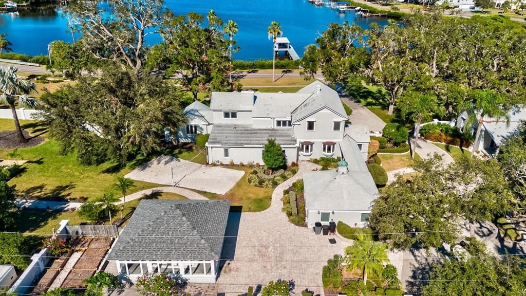 For Sale: $2,600,000 (8 beds, 6 baths, 7886 Square Feet)