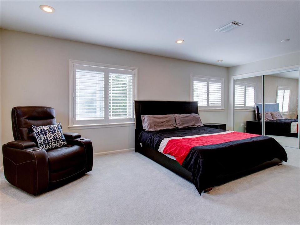 For Sale: $2,600,000 (8 beds, 6 baths, 7886 Square Feet)