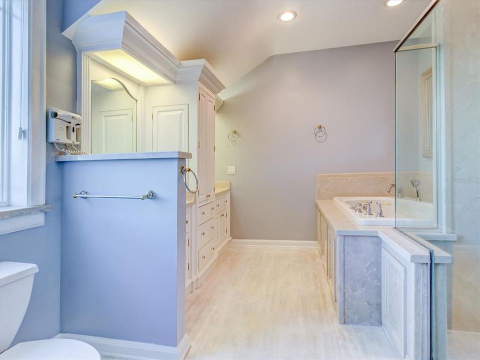 For Sale: $2,600,000 (8 beds, 6 baths, 7886 Square Feet)