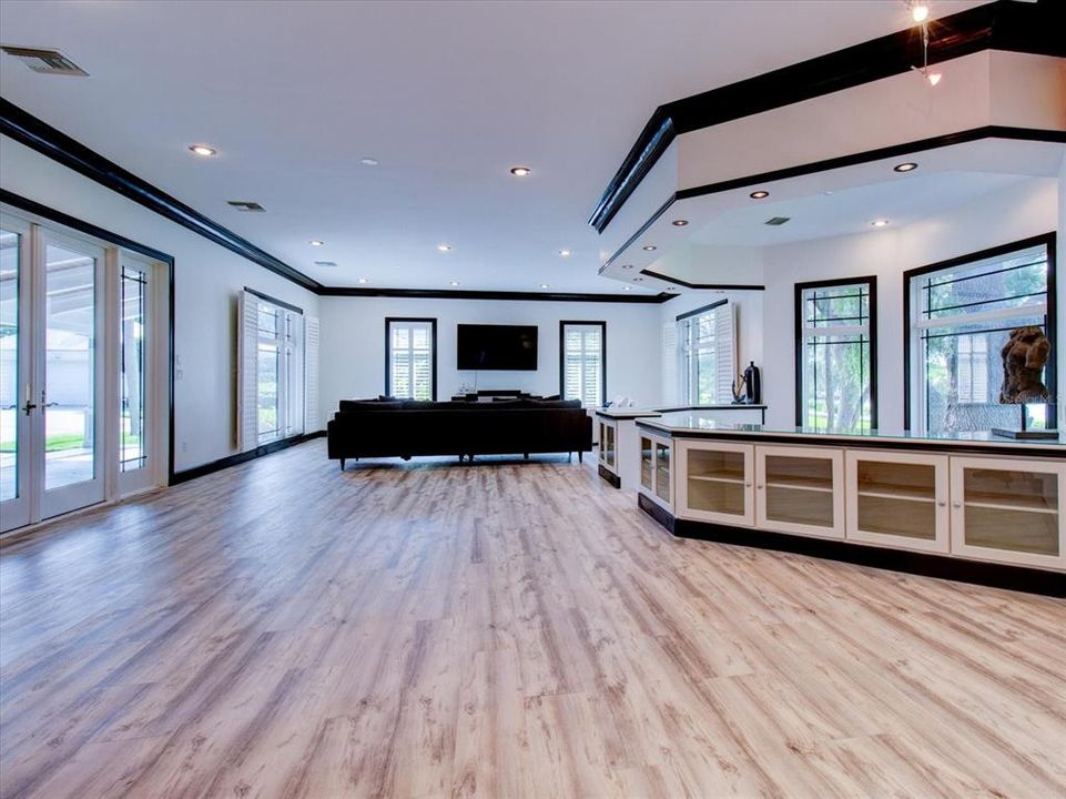 For Sale: $2,600,000 (8 beds, 6 baths, 7886 Square Feet)