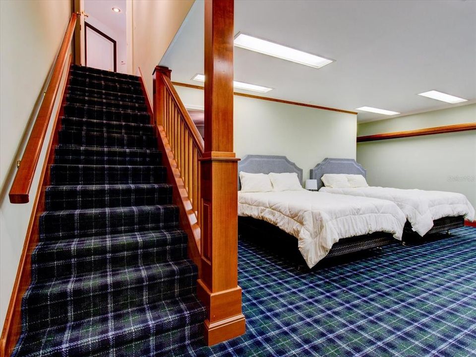 For Sale: $2,600,000 (8 beds, 6 baths, 7886 Square Feet)