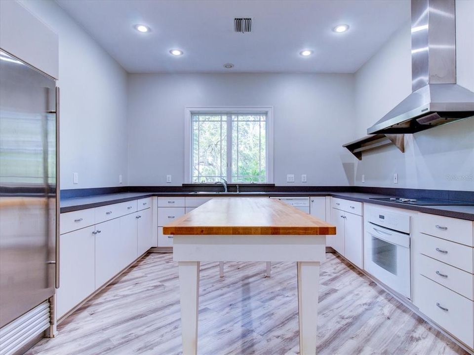 For Sale: $2,600,000 (8 beds, 6 baths, 7886 Square Feet)