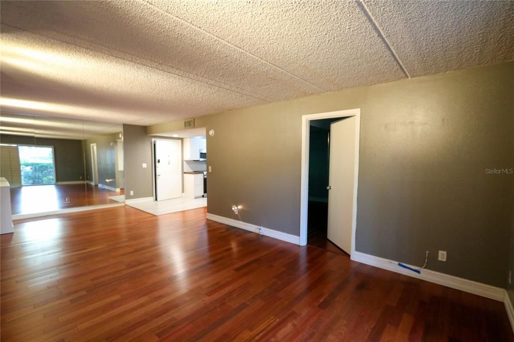 For Rent: $1,795 (1 beds, 1 baths, 728 Square Feet)