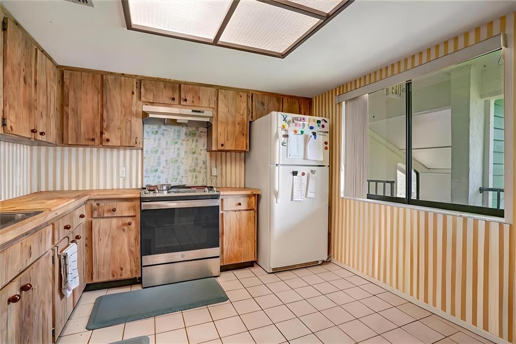 For Sale: $200,000 (2 beds, 2 baths, 1095 Square Feet)